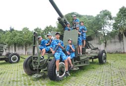 參加青海軍事體驗營圓孩子一個當兵的夢