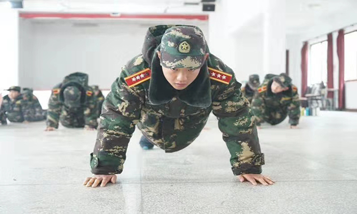 適合青少年的軍事冬令營(yíng)