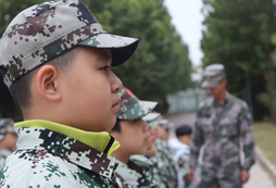 清遠(yuǎn)軍事夏令營(yíng)培養(yǎng)青少年意志力的土壤