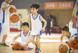 來(lái)清遠(yuǎn)青少年籃球夏令營(yíng)讓夢(mèng)想飛一會(huì)
