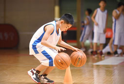 參加清遠(yuǎn)青少年暑假夏令營(yíng)享受籃球盛宴