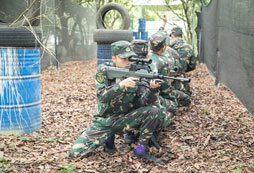 參加秦嶺軍事夏令營(yíng)在游戲中挑戰(zhàn)自我