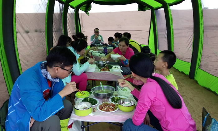 親子活動(dòng)徒步穿越騰格里沙漠