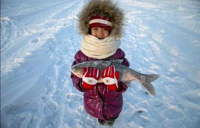 孩子手中的魚.jpg