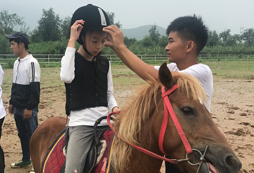 國際馬術(shù)夏令營讓孩子更具氣質(zhì)!