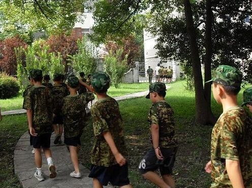 參加廣州榮鷹拓訓(xùn)讓孩子體驗(yàn)軍旅生活