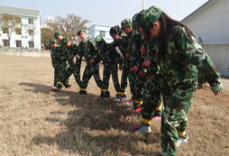 參加山東軍事夏令營(yíng)讓孩子積極面對(duì)獨(dú)立生存的挑戰(zhàn)