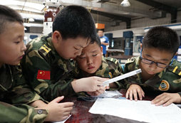 在山東夏令營(yíng)讓孩子感受作為一名軍人的魅力