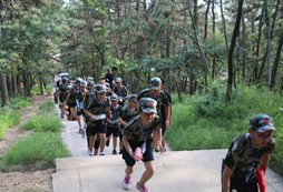 參加山東小學(xué)生夏令營爭當(dāng)童子軍