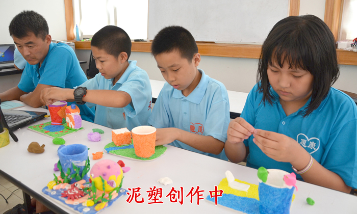 泥塑創(chuàng)作中1 - 副本.jpg