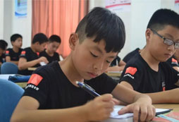 上海青少年軍事夏令營全封閉管理讓孩子不在嬌氣