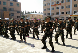 上海軍事夏令營(yíng)讓孩子體驗(yàn)野外求生