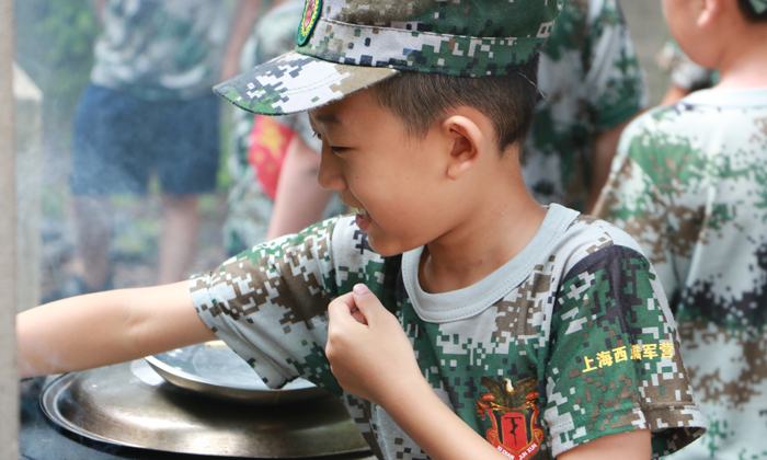 上海的孩子出去參加軍事夏令營都成長了什么