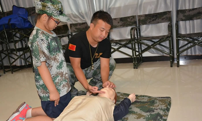 上海軍事夏令營中讓孩子學(xué)會疊被子