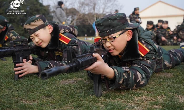 7歲男孩軍事夏令營
