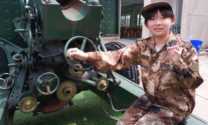 上饒小學(xué)生夏令營感受軍人鐵血精神