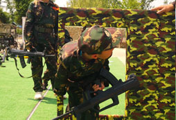 來山西青少年軍事夏令營體驗軍人的生活