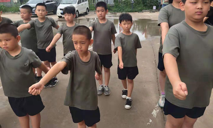 山西小學(xué)生軍事夏令營.jpg