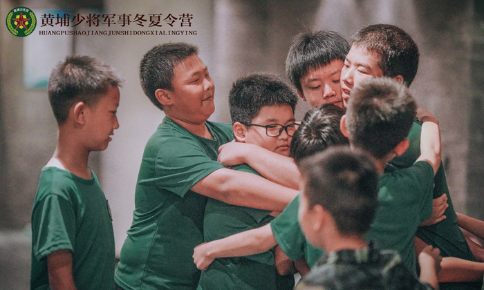 男孩們相擁