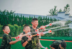開心地玩水槍
