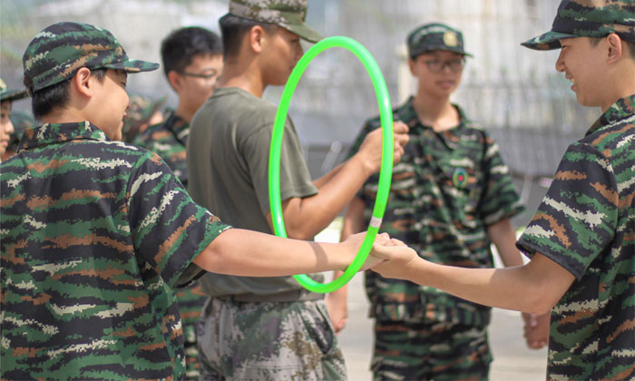手拉手傳呼啦圈