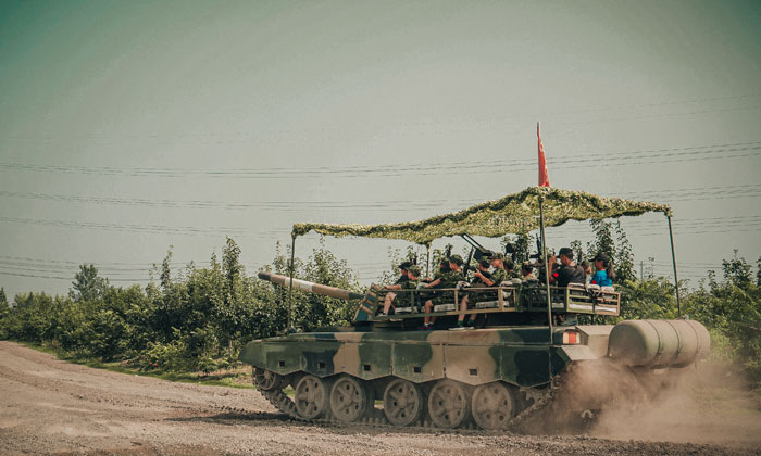 坐裝甲車