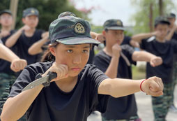 參加榮耀特訓(xùn)夏令營感受軍人英姿!