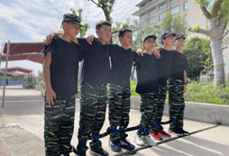 參加榮耀特訓(xùn)夏令營學(xué)習(xí)軍人作風(fēng)！