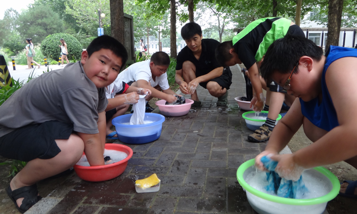 在夏令營中學(xué)會獨立生活
