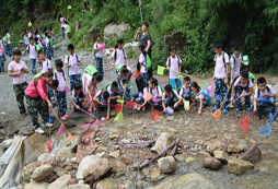  參加戶外生存挑戰(zhàn)夏令營，感受大山深處魅力