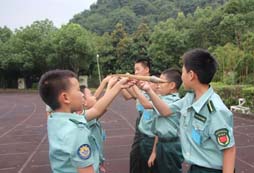 中小學(xué)生生存夏令營鍛煉孩子的特點(diǎn)