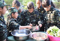  參加野外生存夏令營體驗獵豹野戰(zhàn)軍的生存方式