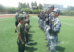 參加深圳夏令營(yíng)活動(dòng)感受軍營(yíng)生活文化