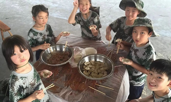深圳軍事夏令營中孩子們在學(xué)習(xí)