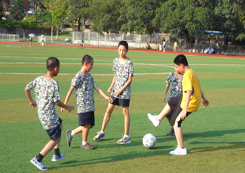 深圳軍事夏令營(yíng)幫助孩子改善行為習(xí)慣