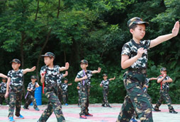 深圳軍訓(xùn)夏令營(yíng)改變小學(xué)生不良習(xí)慣