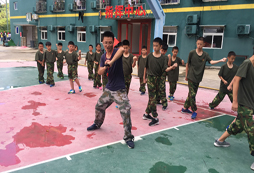 深圳拓展夏令營挑戰(zhàn)極限訓練活動