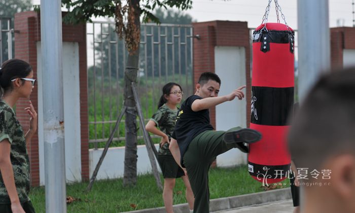 深圳軍訓(xùn)夏令營為孩子奠定良好的發(fā)展基礎(chǔ)