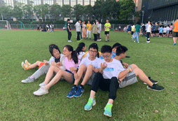 在草坪上討論