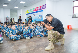 看教官講述怎么學(xué)會瞄準