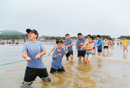 海邊拔河比賽