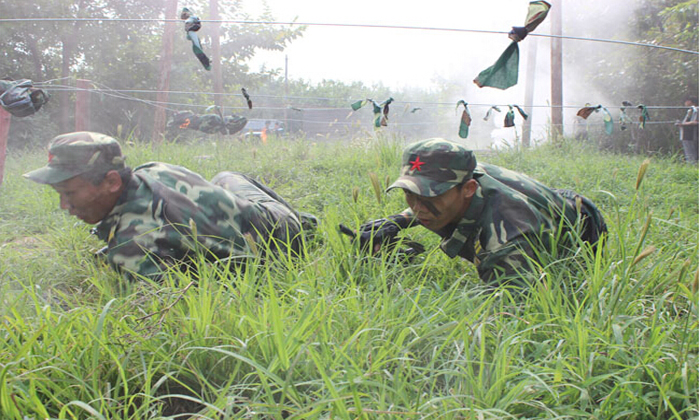 中國青少年軍事夏令營匍匐前進(jìn)