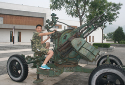 與軍事武器近距離接觸