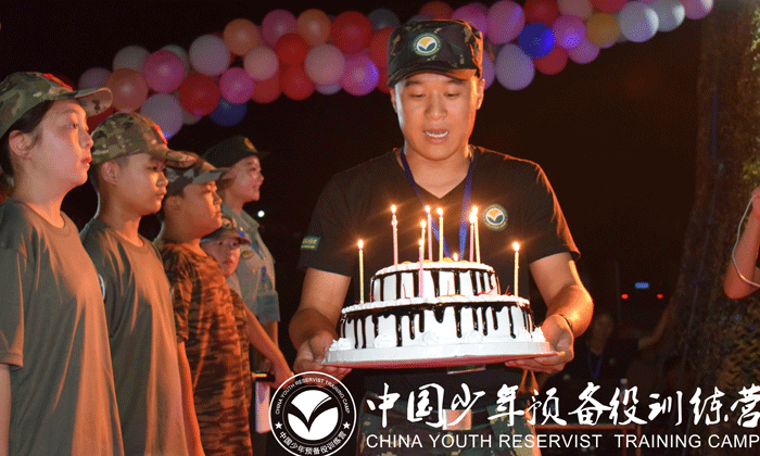 教官給學(xué)員過生日