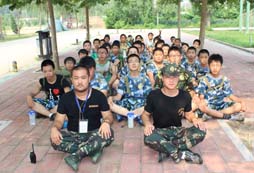 軍事營(yíng)教育孩子保持正確身姿