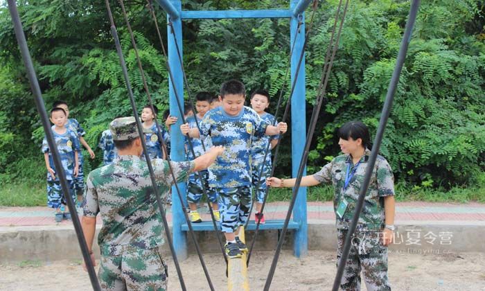 軍事營教育孩子保持正確身姿