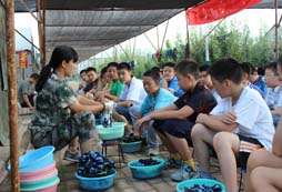 青少年軍事夏令營(yíng)教會(huì)了我們?cè)S多