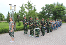 青少年軍事夏令營的教官教導孩子該怎樣保護自己