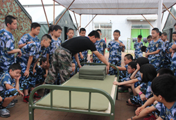 北京中國青少年軍事夏令營的吃住是如何安排的？