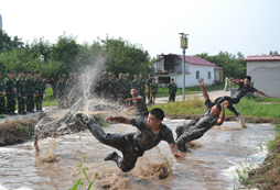 參加中國青少年軍事夏令營激發(fā)孩子內心的潛在力量